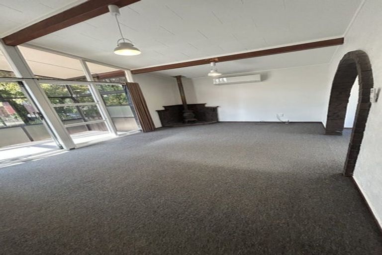 Photo of property in 19 South Lynn Road, Titirangi, Auckland, 0604