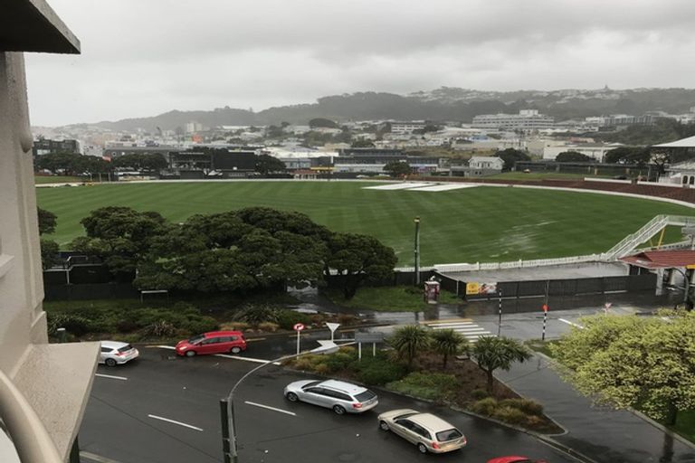 Photo of property in Grandstand Apartments, 10/80u Kent Terrace, Mount Victoria, Wellington, 6011