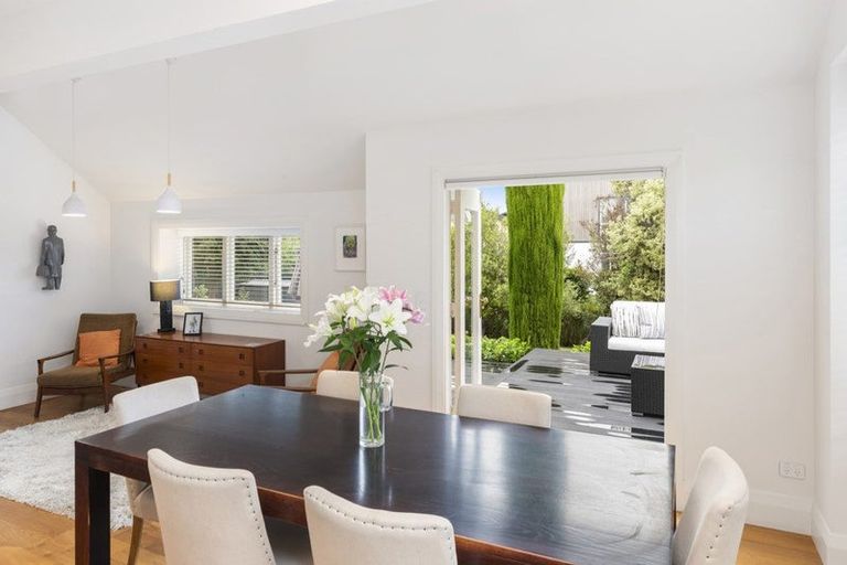 Photo of property in 111 Saint Andrews Square, Strowan, Christchurch, 8052