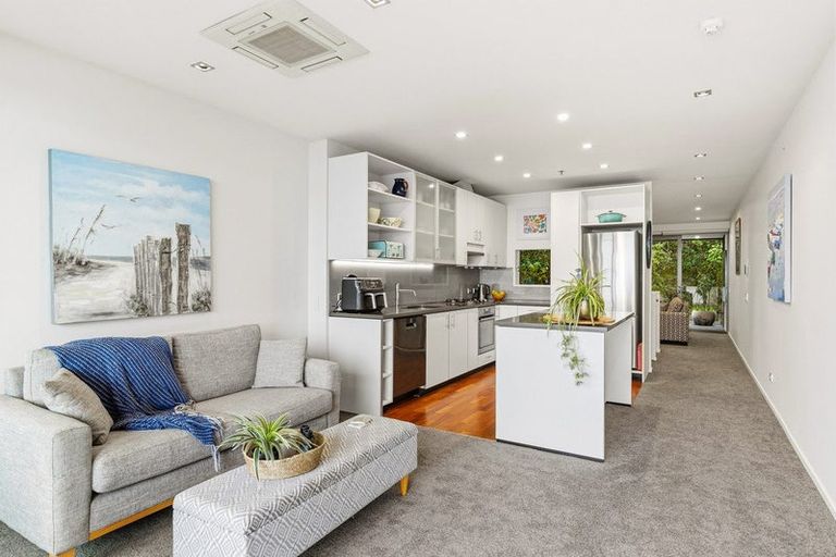 Photo of property in Patent 326 Apartments, 209s/326 Evans Bay Parade, Hataitai, Wellington, 6021