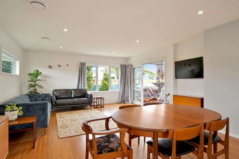 Photo of property in 14 Harbour View Road, Te Atatu Peninsula, Auckland, 0610