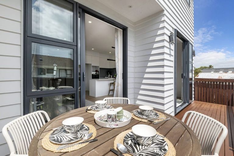 Photo of property in 49a Meadowood Drive, Unsworth Heights, Auckland, 0632