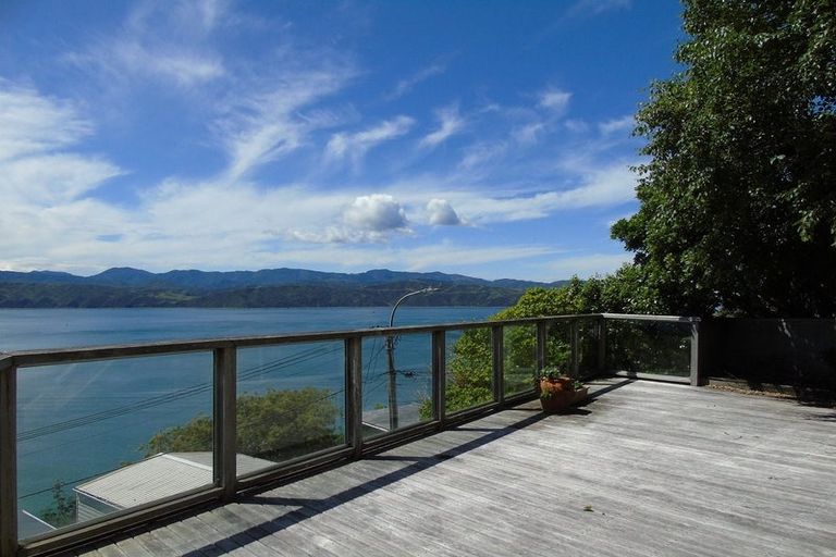 Photo of property in 13 Fortification Road, Karaka Bays, Wellington, 6022