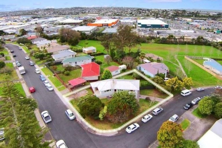 Photo of property in 15 Locket Road, Glenfield, Auckland, 0629