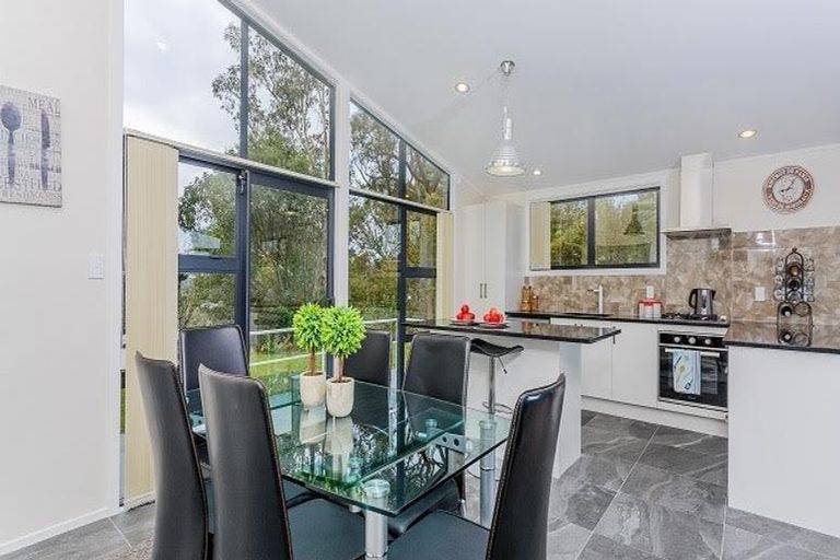 Photo of property in 17 Valley View Road, Glenfield, Auckland, 0629