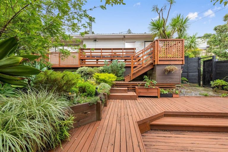 Photo of property in 1/9 De Val Drive, Titirangi, Auckland, 0604