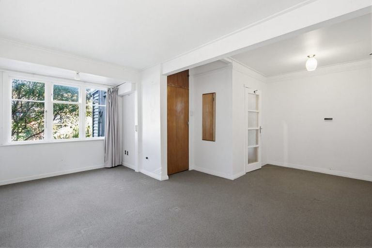 Photo of property in 14 Cave Road, Houghton Bay, Wellington, 6023