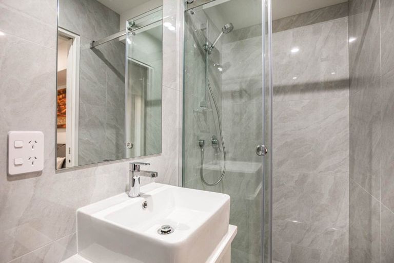 Photo of property in 6/10 Vinifera Place, Fairview Heights, Auckland, 0632