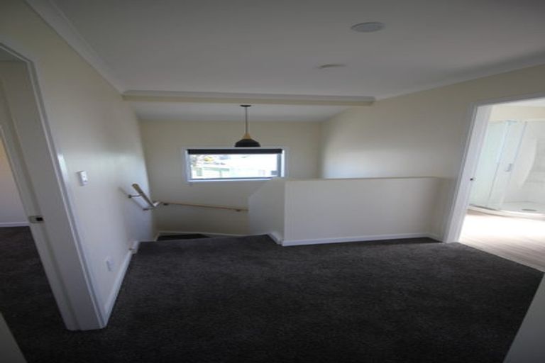 Photo of property in 13 Warrington Grove, Newlands, Wellington, 6037