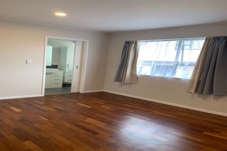 Photo of property in 1/52 Galloway Crescent, Farm Cove, Auckland, 2012