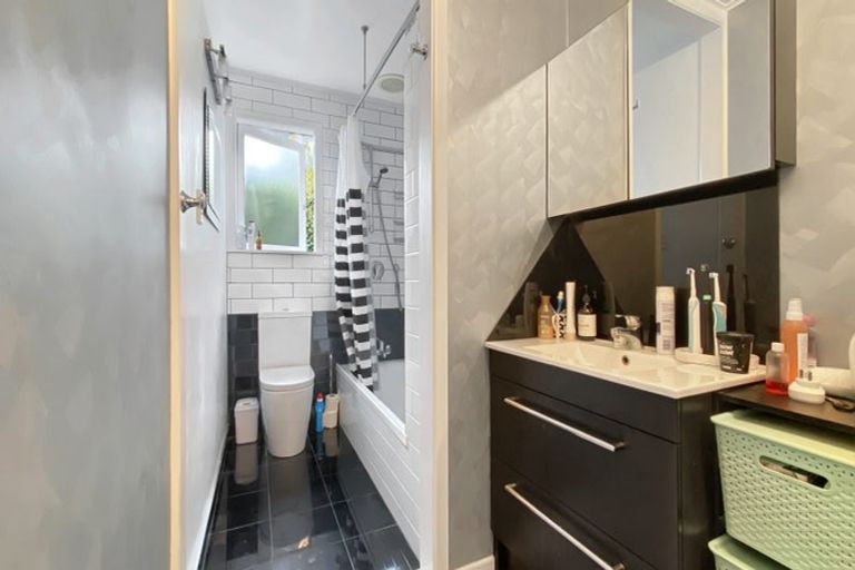 Photo of property in 86 Sylvan Crescent, Te Atatu South, Auckland, 0610