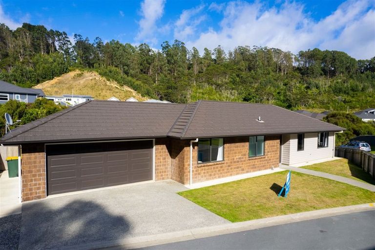 Photo of property in 8 Hull Place, Whitby, Porirua, 5024