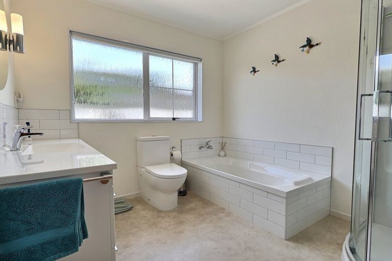 Photo of property in 10 Bassett Place, Taradale, Napier, 4112