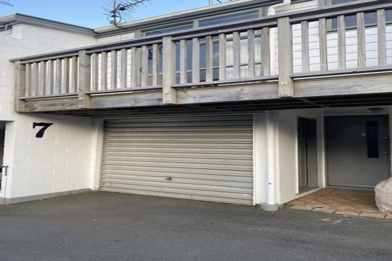 Photo of property in 21f7 Collins Avenue, Tawa, Wellington, 5028