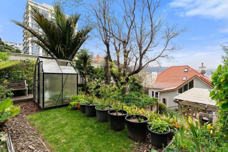 Photo of property in 210 Oriental Parade, Oriental Bay, Wellington, 6011