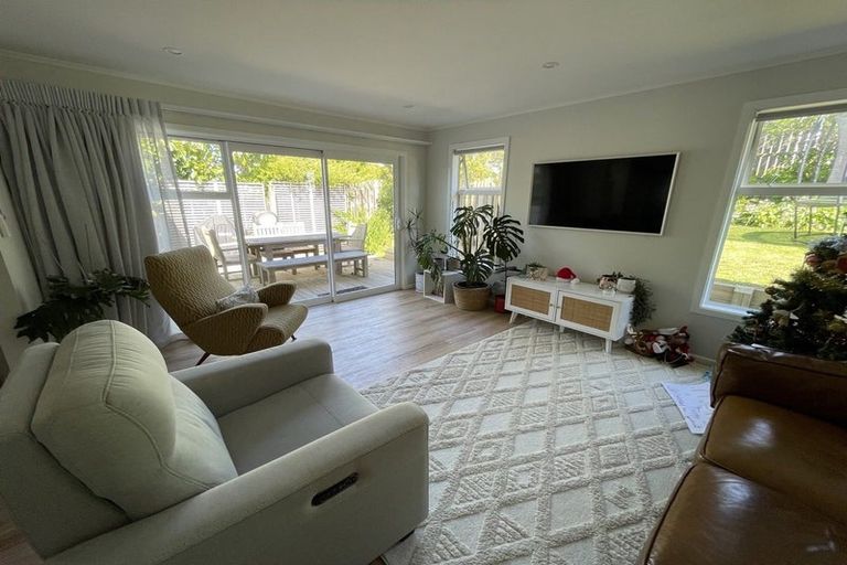 Photo of property in 6 Alder Place, Newlands, Wellington, 6037