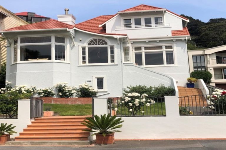 Photo of property in 210 Oriental Parade, Oriental Bay, Wellington, 6011