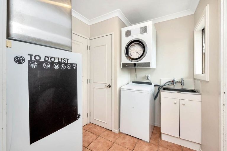 Photo of property in 2 Hollyhock Place, Browns Bay, Auckland, 0630