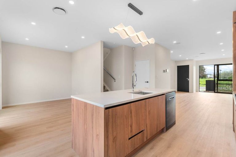 Photo of property in 12 Harbourside Parade, Hobsonville, Auckland, 0616