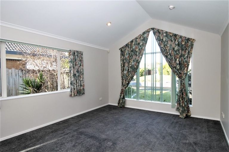 Photo of property in 12 Mellefont Close, East Tamaki Heights, Auckland, 2016