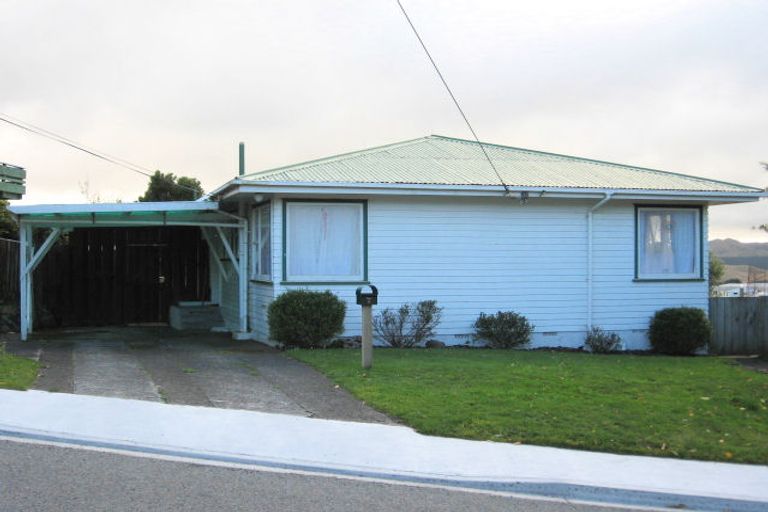 Photo of property in 4 Link Road, Newlands, Wellington, 6037