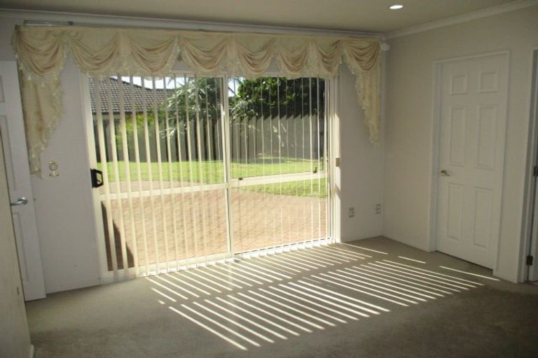 Photo of property in 12 Ballydonegan Rise, East Tamaki, Auckland, 2013