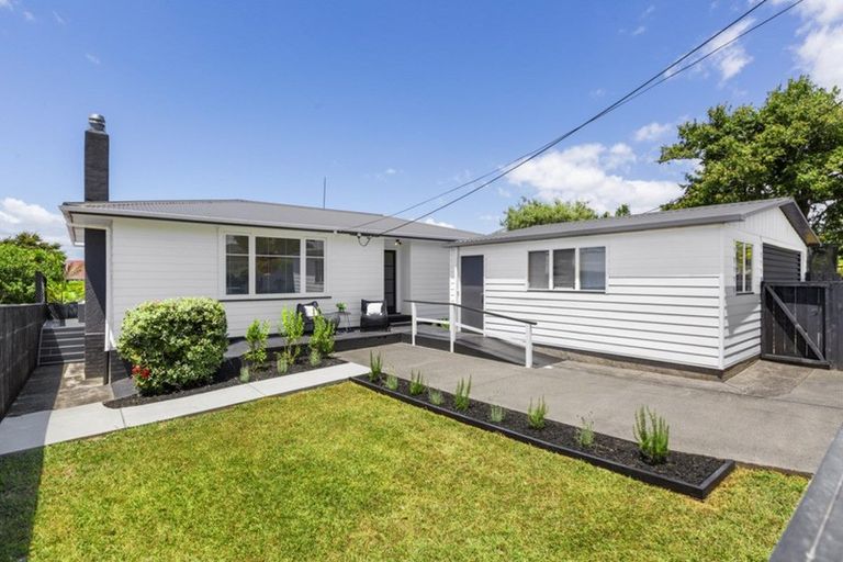Photo of property in 32 Neil Avenue, Te Atatu Peninsula, Auckland, 0610