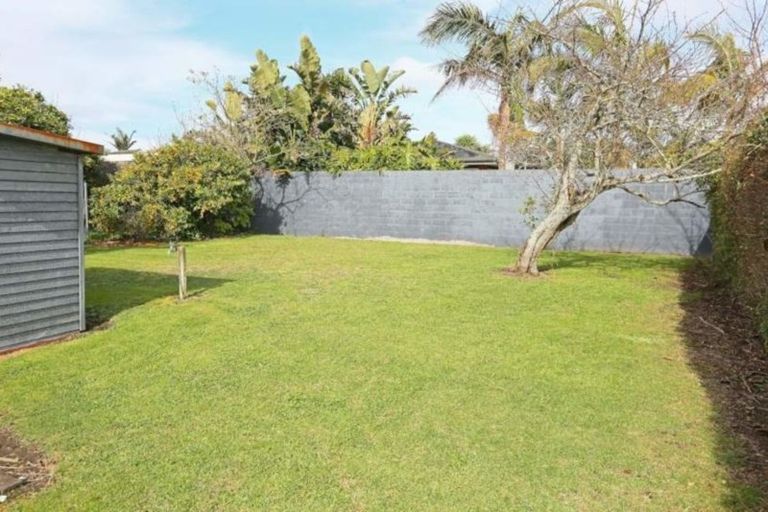 Photo of property in 24 Taikata Road, Te Atatu Peninsula, Auckland, 0610