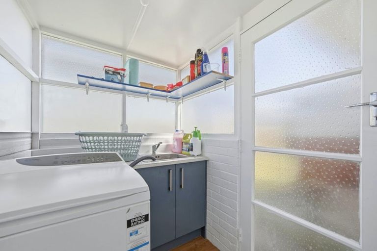 Photo of property in 2/270 East Coast Road, Forrest Hill, Auckland, 0620