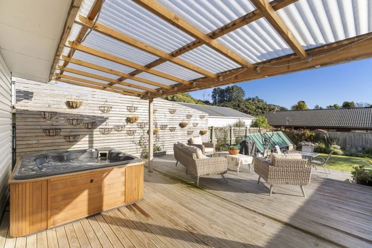 Photo of property in 8 Kaitawa Crescent, Paraparaumu, 5032