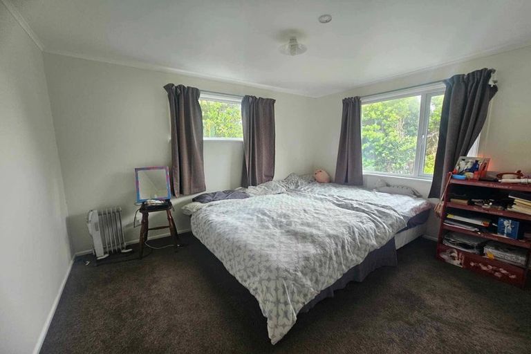 Photo of property in 1 Kinapori Terrace, Newlands, Wellington, 6037