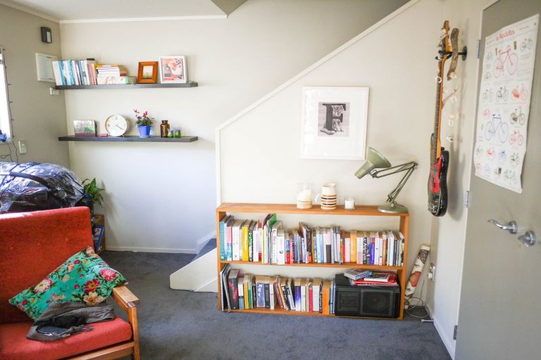 Photo of property in 2/131 Queens Drive, Lyall Bay, Wellington, 6022