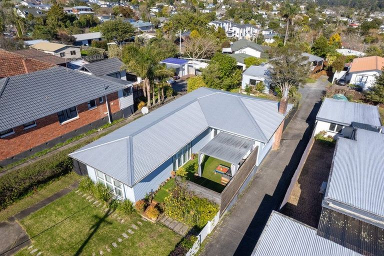 Photo of property in 36 Savoy Road, Glen Eden, Auckland, 0602