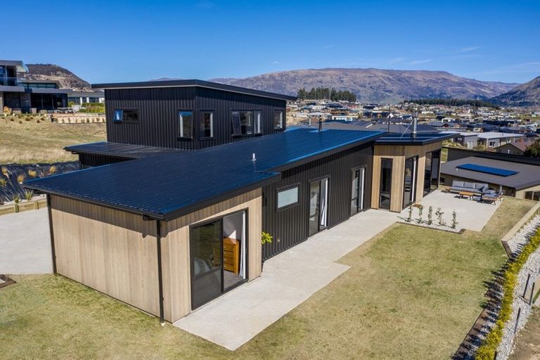 Photo of property in 31 Kirimoko Crescent, Wanaka, 9305