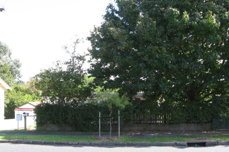 Photo of property in 7 Hutchinson Avenue, New Lynn, Auckland, 0600