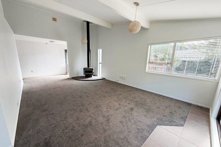 Photo of property in 13 Jenanne Place, Totara Vale, Auckland, 0629