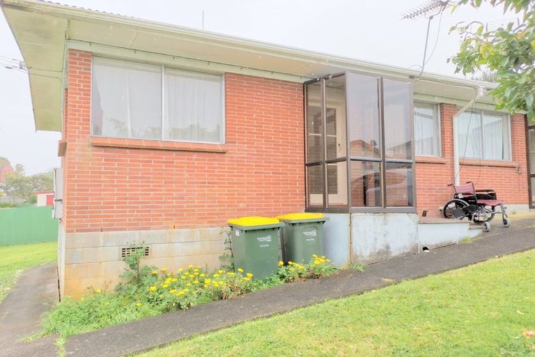 Photo of property in 1 Trojan Crescent, New Lynn, Auckland, 0600