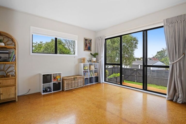 Photo of property in 21 Riverside Drive, Waiuku, 2123