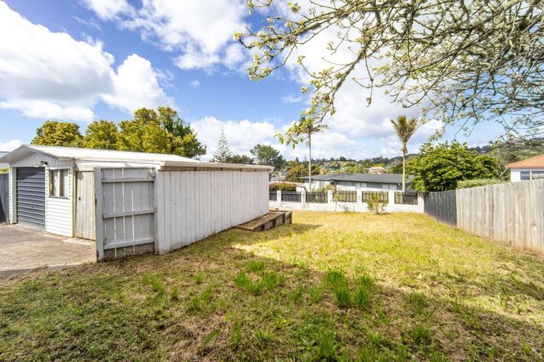 Photo of property in 90 Lantana Road, Green Bay, Auckland, 0604