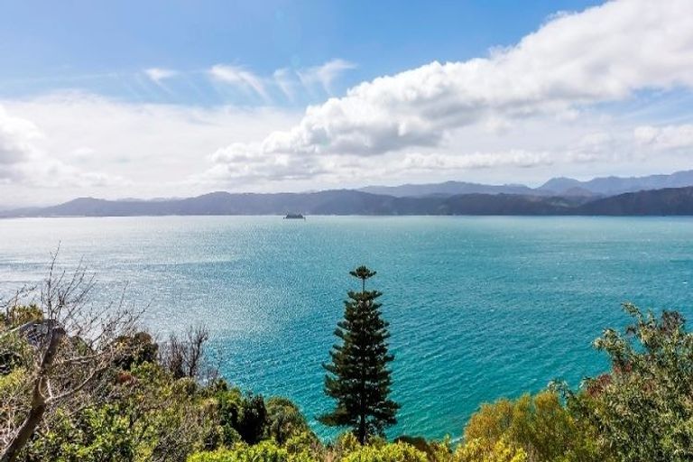 Photo of property in 67 Pretoria Road, Karaka Bays, Wellington, 6022