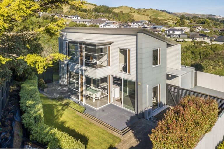 Photo of property in 7 Pikitanga Close, Tawa, Wellington, 5028