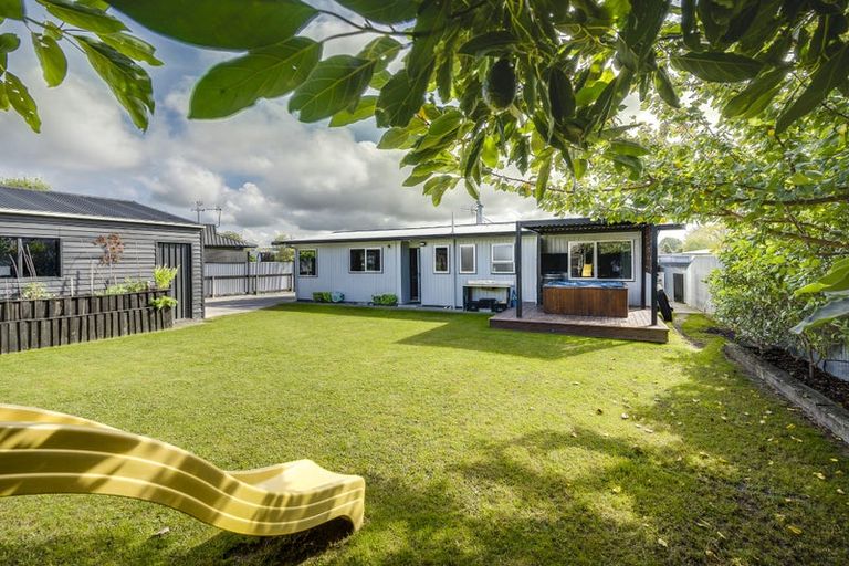 Photo of property in 37 Tait Drive, Greenmeadows, Napier, 4112