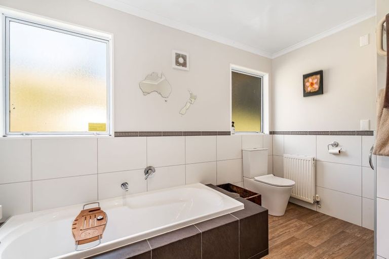 Photo of property in 52 Katherine Mansfield Drive, Whitemans Valley, Upper Hutt, 5371