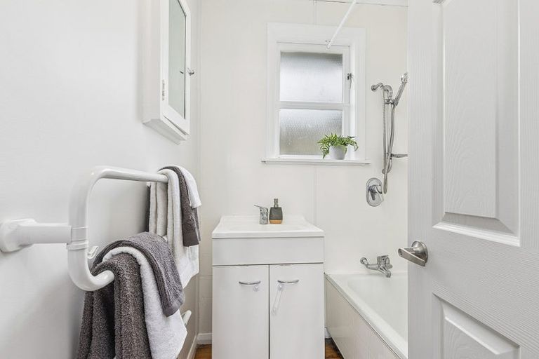 Photo of property in 334 Main Road, Tawa, Wellington, 5028