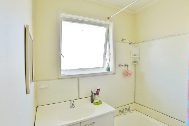 Photo of property in 5 Sunvue Road, Glen Eden, Auckland, 0602