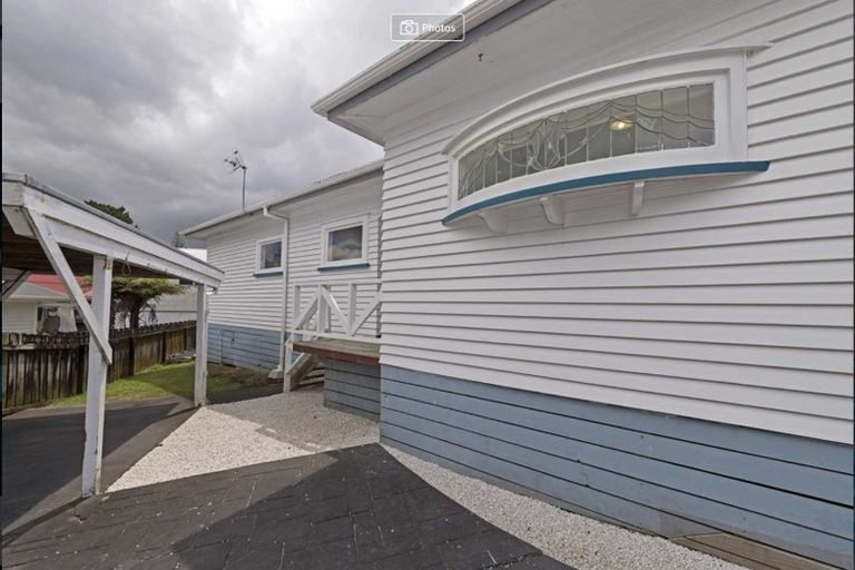 Photo of property in 23 Luckens Road, West Harbour, Auckland, 0618