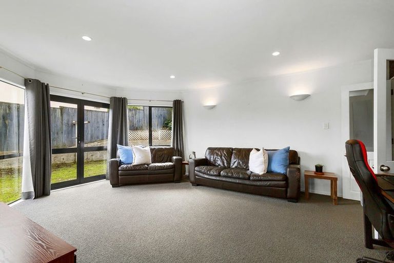 Photo of property in 6 Saunders Close, Whitby, Porirua, 5024