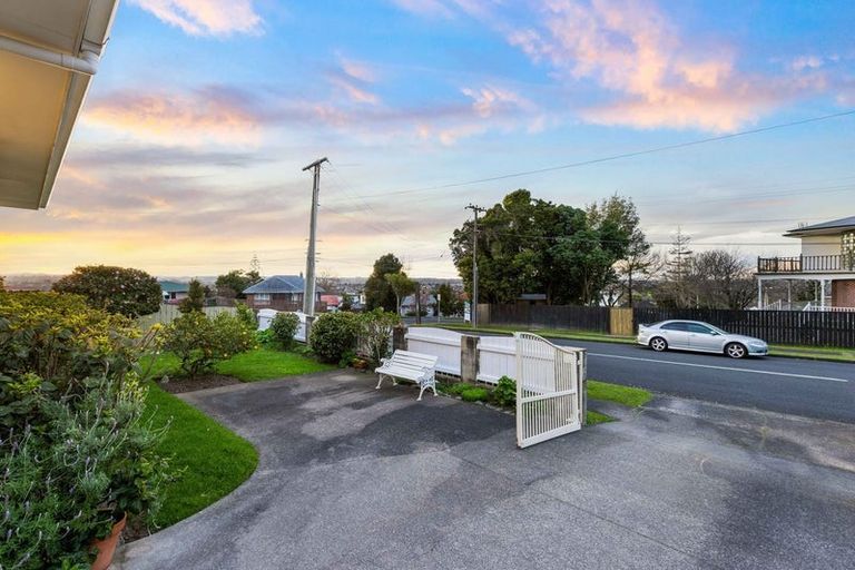 Photo of property in 1/1 Elcoat Avenue, Henderson, Auckland, 0612