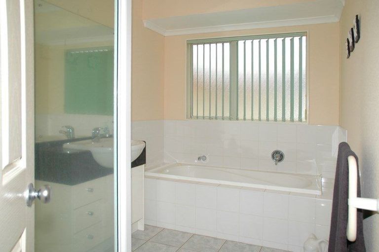 Photo of property in 12 Mellefont Close, East Tamaki Heights, Auckland, 2016