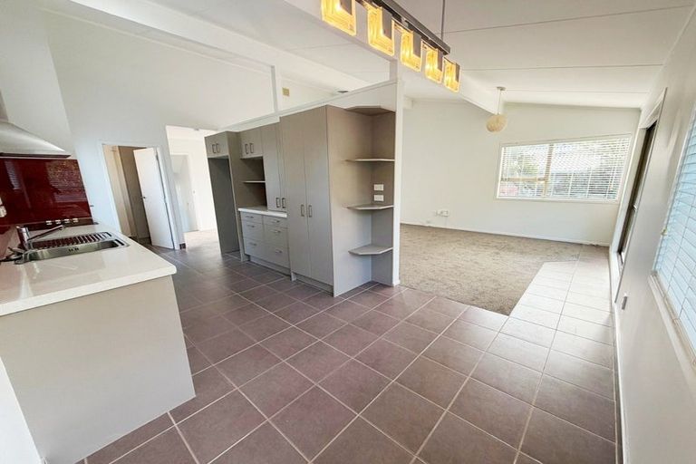 Photo of property in 13 Jenanne Place, Totara Vale, Auckland, 0629